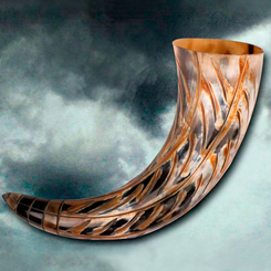 Disfruta de tu bebida preferida con este precioso Cuerno para beber Vikingo de Ragnar tallado a mano intricadamente con un diseño de líneas. 