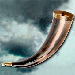Disfruta de tu bebida preferida con este precioso Cuerno para beber Vikingo de Rollo, está decorado con el borde de latón grabado con los magníficos anudados nórdico, y remata en una punta decorativa de latón.