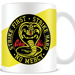 Taza oficial con el logo Cobra Kai (Strike First. Strike Hard. No Mercy.) basada en la serie Cobra Kai. La taza está realizada en cerámica con una capacidad de 0,33 litros