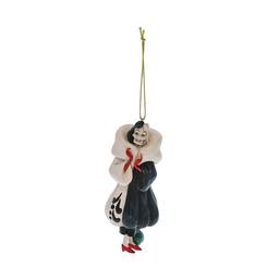 La audacia de Cruella llega a tu árbol de Navidad con este exquisito adorno colgante de la colección Disney Traditions by Jim Shore, donde su abrigo bicolor y sus icónicos guantes rojos cobran vida gracias a los delicados acabados