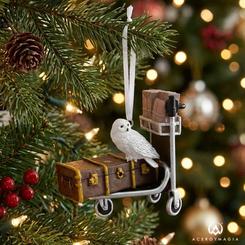 Evoca la magia del mundo de Harry Potter con este encantador adorno navideño de un portamaletas listo para el expreso de Hogwarts. Con detalles que celebran el icónico universo de hechicería