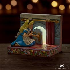 Adéntrate en el mundo de maravillas con esta deslumbrante escena LED de Jim Shore, donde Alicia abre ansiosa la puerta hacia Wonderland. El icónico pomo sonriente cobra vida mientras las cortinas