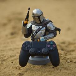 Beskar en tu escritorio: el Cable Guy The Mandalorian mantiene tu mando o móvil firme y a la vista mientras juegas o trabajas, aportando ese toque galáctico que hace especial cualquier setup.