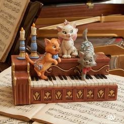 Los traviesos y adorables gatitos de Los Aristogatos están listos para tocar una melodía en esta encantadora figura "Paws at Play". Berlioz, Marie y Toulouse se posan con gracia sobre un piano