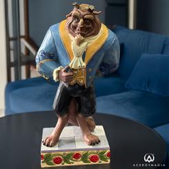 Vestido elegantemente y mostrando el príncipe que lleva dentro, la figura "A Prince Within" de la colección Disney Traditions de Jim Shore captura al icónico Bestia listo para su baile con Bella. 