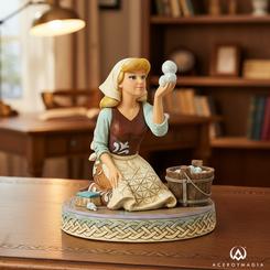 Brilla la esperanza en cada burbuja con esta figura Cenicienta Jim Shore de la colección Disney Traditions, una pieza pintada a mano en resina de piedra que transforma la escena de limpieza en un instante de belleza