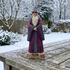 La figura de Dumbledore creada por Jim Shore irradia una elegancia serena que convierte cualquier espacio en un rincón lleno de carácter y simbolismo. Tallada en resina y con una altura de 20,5 cm