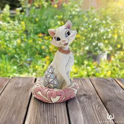 Conmemora el 55º aniversario de Los Aristogatos con esta impresionante figura de Jim Shore que captura la elegancia y dulzura de Duquesa. Luciendo una encantadora sonrisa y su característico collar 