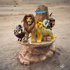 Celebra el 30º aniversario de El Rey León con esta impresionante figura diseñada por Jim Shore. Esta creación rinde homenaje a la icónica película de Disney de 1994, mostrando un majestuoso diseño de patrones en mosaico 