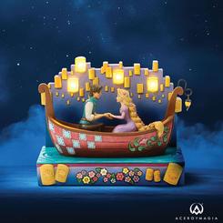 Déjate llevar por la magia de Enredados con este encantador diseño de Jim Shore, que captura a Rapunzel y Flynn Rider en un romántico paseo en bote iluminado por faroles LED flotantes.