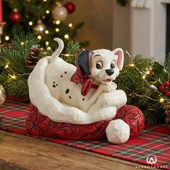 La magia más entrañable de la Navidad se concentra en una escena llena de dulzura y tradición que conquista a primera vista. Esta figura Dálmata Navidad presenta a uno de los adorables cachorros de 101 dálmatas