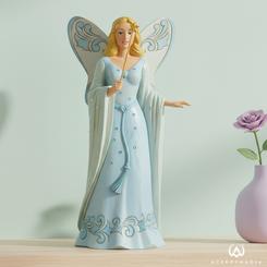 Jim Shore captura la luminosidad y la ternura del Hada Azul de Pinocho en esta elegante figura de 25,5 cm, esculpida en resina de alta calidad. Su vestido celeste luce intrincados motivos florales 