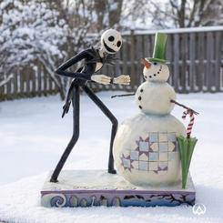 Déjate envolver por la magia de Jack Skellington, el Rey de Halloween, mientras se adentra en el espíritu navideño en esta adorable figura. Jack, con su expresión alegre y festiva, grita de emoción junto a un muñeco de nieve. 