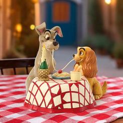 La emblemática escena de amor de Lady y el Vagabundo cobra vida en esta exquisita figura de Jim Shore, creada para conmemorar el 70.º aniversario de la película clásica de Disney.