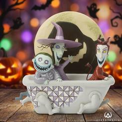 Un estallido de personalidad y estilo se refleja en esta figura Lock, Shock y Barrel en la bañera, una creación en resina del artista Jim Shore que captura con maestría el espíritu travieso y distintivo de los tres icónicos personajes.