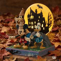 Una escena clásica cobra nueva vida con esta impresionante figura Mickey Mouse Lonesome Ghosts, una obra en resina de Jim Shore que destaca por su estilo artesanal y su inconfundible carácter narrativo. 