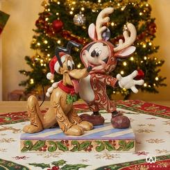 ¡La Navidad se acerca y qué mejor manera de decorar tu hogar que con esta encantadora figura de Disney y Jim Shore! Vestido con un traje de reno decorado con rosetones, Mickey Mouse sonríe ampliamente mientras acaricia a Pluto