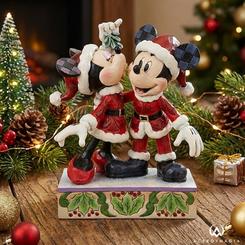 El romanticismo navideño de Disney cobra vida en esta figura decorativa que transmite calidez, ternura y tradición con un encanto irresistible. Diseñada por Jim Shore, esta figura Disney Mickey y Minnie captura un instante lleno de complicidad