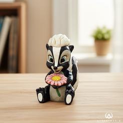 Un destello de ternura florece en esta delicada miniatura de Flower, la encantadora mofeta de Bambi, que sostiene con gracia un ramo de flores recién cortadas mientras su amplia sonrisa irradia inocencia infantil. 