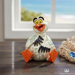 Con su mirada chispeante y su pose desenfadada, Scuttle Mini cobra vida en esta pieza de Jim Shore que convierte al simpático albatros de La Sirenita en una encantadora miniatura.