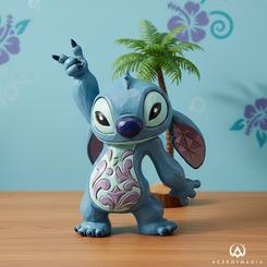 Con su energía desbordante y mirada traviesa, este mini Stitch de Jim Shore captura el espíritu juguetón del extraterrestre más adorable mientras levanta una pata en un paso de baile lleno de ritmo y encanto. 