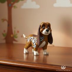 La ternura de Toby se revela en cada curva de esta delicada creación de Jim Shore, donde el pequeño sabueso despliega sus orejas caídas y la mirada llena de curiosidad sobre un diseño repleto de rosemaling