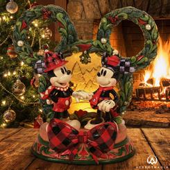 Descubre la magia de la temporada con un encantador diorama navideño de Jim Shore que une a Mickey y Minnie en un momento lleno de ternura y alegría. Esta escena captura a la icónica pareja Disney