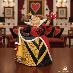 Un aura de autoridad recorre cada pliegue del vestido rojo y negro de la Reina de Corazones, cuya fusión única de rosemaling y motivos patchwork eleva su porte temible a un nivel de sofisticación sin igual. 