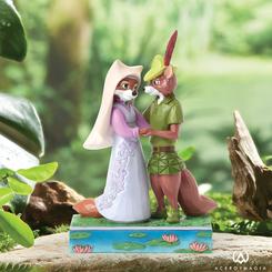 Revive la magia de un romance eterno con esta encantadora pieza de Jim Shore que inmortaliza a Robin Hood y Lady Marian tomados de la mano, mirándose profundamente a los ojos.