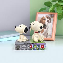 Un homenaje entrañable a 75 años de aventuras: 1950’s vs Modern Snoopy contrapone al Beagle de los inicios con su versión contemporánea sobre una base decorada con motivos “quilt”, el inconfundible estilo de Jim Shore.