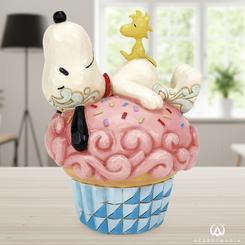 Dulzura coleccionista con siesta incluida: Snoopy & Woodstock – “Sprinkle Snooze” reposa sobre un cupcake rosa con “sprinkles” mientras Woodstock le hace compañía, una escena irresistible modelada