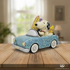 Verano eterno sobre ruedas: Snoopy toma el volante con Woodstock a su lado en este convertible turquesa cargado de tablas, una creación de Jim Shore que destila buen rollo playero con su inconfundible rosemaling 