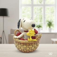 Dulce de temporada con aroma a nostalgia: Snoopy en Cesta de Fresas reúne a Snoopy y Woodstock acurrucados entre fresas recién cogidas, sobre una cesta con textura trenzada y los motivos rosemaling 