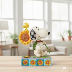 Sol radiante y amistad a todo color: Snoopy & Woodstock – “Sunsational Friendship” pasean con un gran girasol que Woodstock corona desde los pétalos, una escena luminosa con el sello artesanal de Jim Shore
