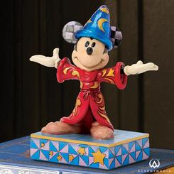 Conmemora el 85º aniversario de Fantasía con esta cautivadora figura de Jim Shore, que captura a Mickey Mouse en su icónico papel de aprendiz de brujo. Vestido con una túnica roja adornada 