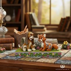 Cada trazo de esta pieza Jim Shore encarna la magia de “An Unlikely Friendship (Fox & Hound)”, revelando la complicidad entre el zorro y el sabueso mientras juegan en un claro del bosque.