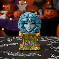 Un aire místico y elegante envuelve esta figura de Madame Leota, una pieza en resina creada por Jim Shore que captura la esencia enigmática del icónico personaje con una presencia visual impactante. 