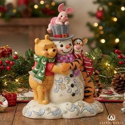 La esencia más entrañable del invierno se materializa en la figura A Chilly Creation (Pooh and Friends Hugging Snowman Figurine), una escena que transmite cercanía, amistad y espíritu navideño con una fuerza emocional inmediata