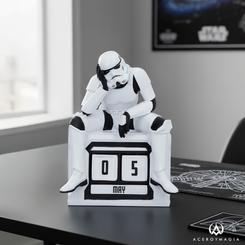 Orgullo galáctico para tu escritorio: el Original Stormtrooper Perpetual Calendar “What a Day” combina decoración y funcionalidad con una mini escultura de 14 cm realizada en poliresina 