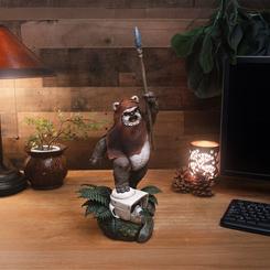 La determinación de Endor cobra vida con la Premium Format™ Statue Wicket de 46?cm, un homenaje escultórico al coraje del pequeño Ewok que desafió al Imperio. Cada pliegue de su piel rústica se recrea en polystone