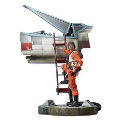 Una pieza que eleva la épica rebelde al salón de tu casa: la estatua Premium Format™ Luke Skywalker & X-Wing: Red Five, Standing By captura el instante decisivo en el que el joven piloto asciende la escalera del Ala-X