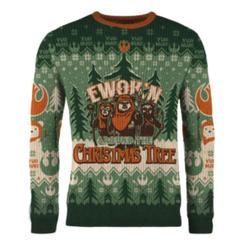 Alegría rebelde para tu invierno con el suéter navideño Star Wars “Ewok’n Around the Christmas Tree”, una prenda de punto que celebra Endor con motivos de Ewoks, abetos y emblemas de la Alianza Rebelde