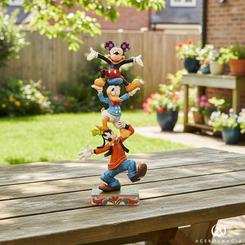 Arte coleccionable con carisma Disney en cada detalle: la figura Disney Jim Shore “Teetering Tower” reúne a Goofy, Donald y un Mickey victorioso en una composición vertical llena de vida