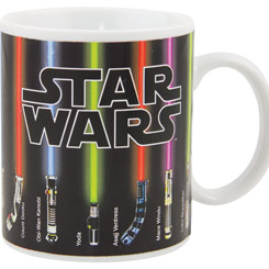 Elige tu bando y enciende la Fuerza cada mañana con esta espectacular taza térmica oficial de Star Wars. Fabricada en cerámica sensible al calor, esta taza de 0,30 litros revela toda su magia al llenarla con tu bebida 