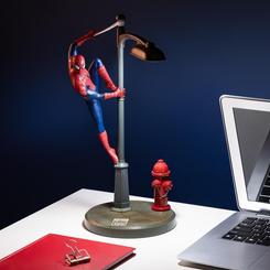 La luz del deber y la responsabilidad brilla sobre tu escritorio con esta espectacular lámpara de Spider-Man, inspirada en uno de los héroes más emblemáticos de Marvel Comics.