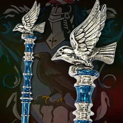 Réplica Oficial del bolígrafo de la casa Ravenclaw. “Puedes pertenecer a la antigua sabiduría de Ravenclaw. Si tienes una mente dispuesta porque los de inteligencia y erudición siempre encontraran allí a sus semejantes”.