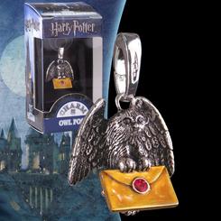 Precioso colgante con la forma de la Lechuza mensajera basado en la saga de Harry Potter. Esta preciosa pieza de coleccionista plateado hará las delicias de los fans del mago más famoso de la gran pantalla.