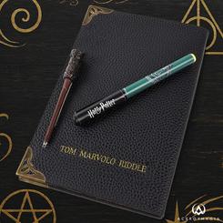 Réplica Oficial del Set compuesto por el diario de Tom Marvolo Riddle, un boligrafo con tinta invisible y una linterna con forma de varita de Harry Potter con la que podrás ver lo que has escrito con la tinta invisible.