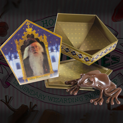 Replica Antiestrés Rana de chocolate basada en la saga de Harry Potter, ahora podrás disfrutar de está simpática ranita tal y como se ve en Honeydukes Sweetshop. Aplástalo y estíralo o simplemente admirarlo en tu escritorio.