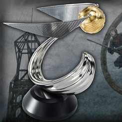 Réplica Oficial de la Snitch Dorada basada en la saga de Harry Potter. Esta preciosa escultura está realizada en metal chapado en plata y oro de 24 quilates, la base está realizada en madera.